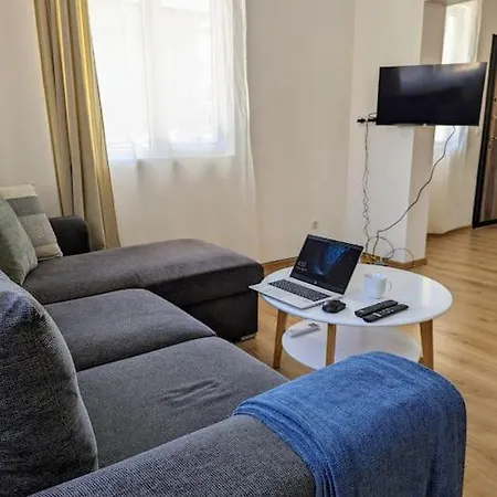 2bdrm Peaceful Escape With Free Parking 大特尔诺沃